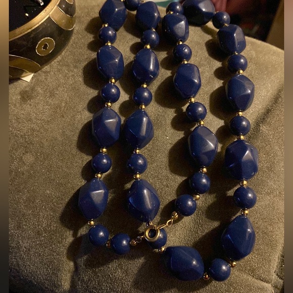 NECKLACE vintage 70’s, 80’s large chunky dark blue unusual shape plastic beads - Picture 2 of 10